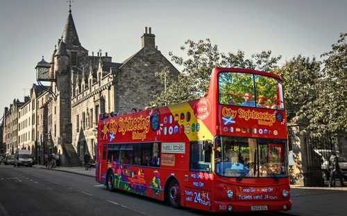 Nyitott városnéző busz az edinburgh-i várnál