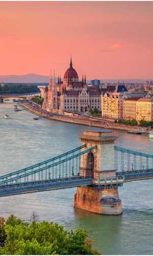 Szálljon le a(z) Budapest látnivalóinál, múzeumainál és nevezetességeinél egy hop-on hop-off buszos túrával – Kényelmes megállók és városnézés 2026-ben